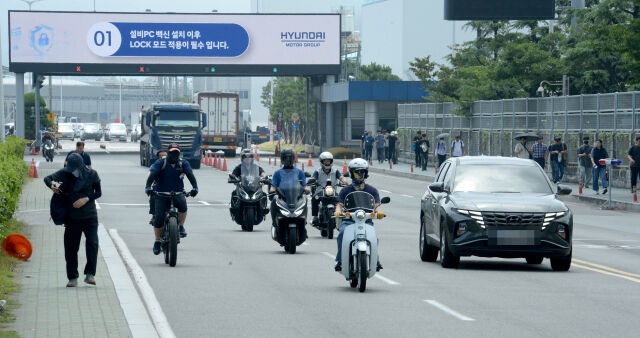 전국금속노동조합 현대자동차 노조가 사흘간 교대조별로 4시간씩 부분파업에 돌입한 지난 20일 오전 울산 북구 현대자동차 명촌정문에서 오전조 근무자들이 조기 퇴근을 하고 있다. /뉴시스