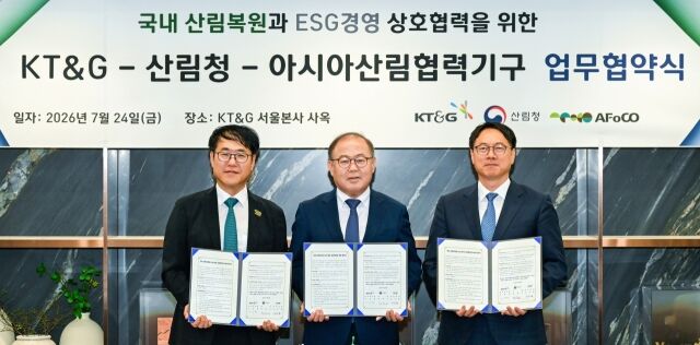지난 24일 이상학 KT&G 수석부사장(가운데)과 임하수 산림청 차장(오른쪽), 진선필 AFoCO 사무차장(왼쪽)이 KT&G 서울사옥에서 협약식을 맺고 기념사진을 촬영하고 있는 모습. /KT&G