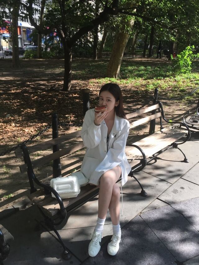 안유진이 미국 뉴욕에서의 여유로운 일상을 공개하며 청순한 매력을 뽐냈다. / 안유진 SNS
