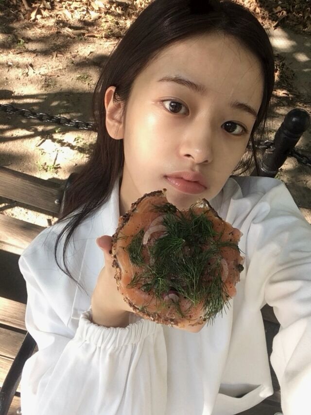 안유진이 미국 뉴욕에서의 여유로운 일상을 공개하며 청순한 매력을 뽐냈다. / 안유진 SNS