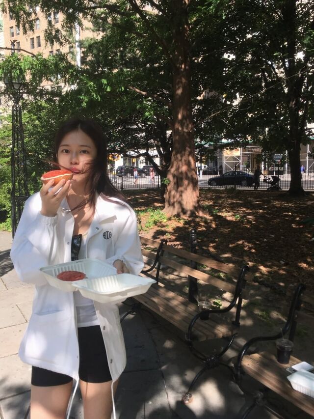 안유진이 미국 뉴욕에서의 여유로운 일상을 공개하며 청순한 매력을 뽐냈다. / 안유진 SNS