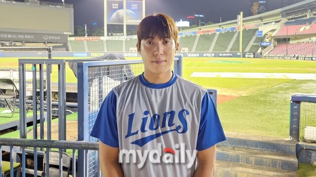원태인이 25일 서울 잠실야구장 두산 베어스전을 마치고 취재진과 인터뷰를 하고 있다./잠실=김경현 기자