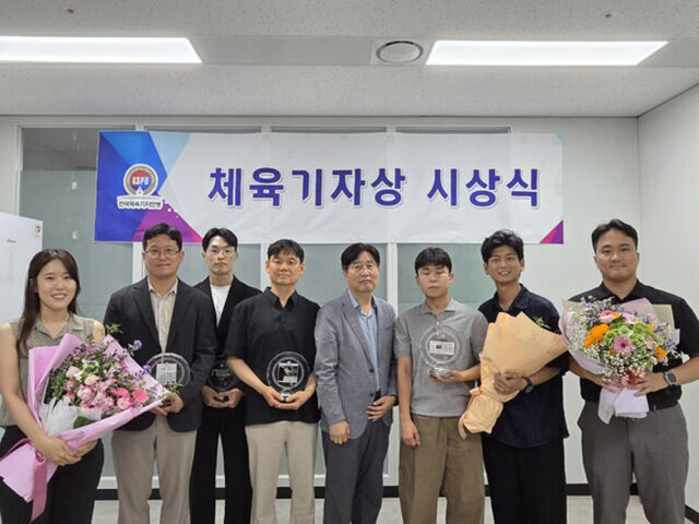 2026년 2분기 체육기자상 수상자들이 김봉진 회장(오른쪽에서 네 번째)과 함께 기념 촬영을 하고 있다. /한국체육기자연맹 제공