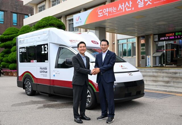 지난 27일 충남 서산시청에서 열린 '현대 유니버설 솔루션' 임산부 특화차량 기증식에서 (왼쪽부터) 전현철 현대자동차 사업개발&지속가능경영실장과 이완섭 서산시장이 기념 촬영을 하고 있다. /현대차