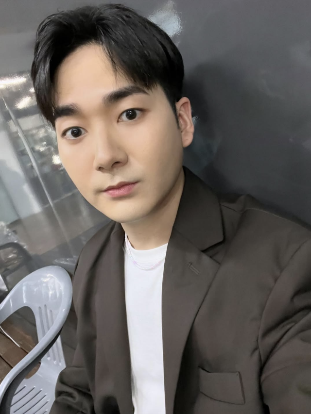 뉴이스트 출신 아론이 직장인으로 변신한 근황을 공개했다. / 아론 SNS