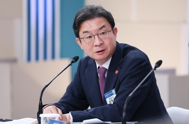 이억원 금융위원장이 지난 23일 서울 여의도 KBS 별관에서 열린 부동산정책 국민 대토론회에서 발언을 하고 있다. /뉴시스