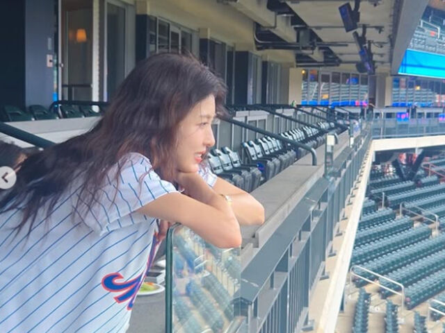 배우 하지원이 텅빈 경기장을 보고 있다. / 배우 하지원 소셜미디어