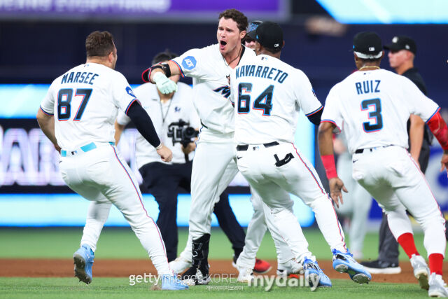 MLB 마이애미가 28일(한국시각) 열린 필라델피아와 홈 경기에서 8-7 끝내기 승리를 거두며 12연패에서 벗어났다. 끝내기 승리가 확정되자 기뻐하고 있는 마이애미 선수들./게티이미지코리아