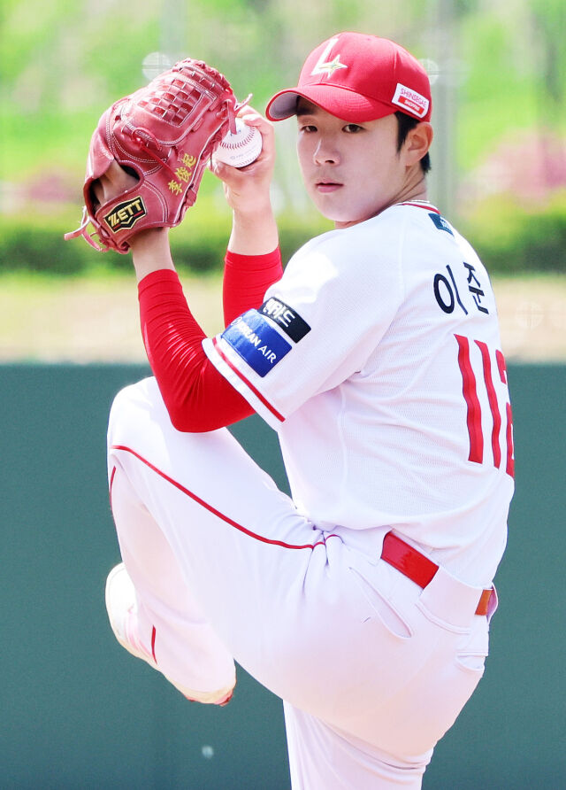 SSG는 투수 유망주로 꼽히고 있는 이준기를 비롯해 선수 4명과 코칭스태프 2명을 일본 'NEXT BASE ATHLETES LAB'(넥스트 베이스 애슬레틱 랩)에 단기 파견한다. 이들은 오는 8월 10일까지 현지에서 훈련을 진행한다./SSG 랜더스 제공