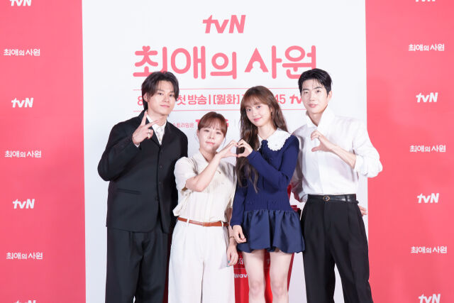 배우 차우민(왼쪽부터), 박지현 감독, 김혜준, 강훈. / tvN 새 월화드라마 '최애의 사원' 제공 tvN 새 월화드라마 '최애의 사원' 제공