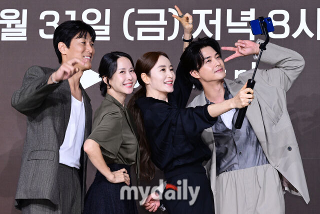 셀카봉 앞에서 포즈 취하는 김재철, 조여정, 김혜수, 김지훈(왼쪽부터)