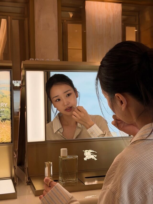 손연재가 세련된 셔츠 스타일링으로 변함없는 미모를 자랑했다. / 손연재 SNS