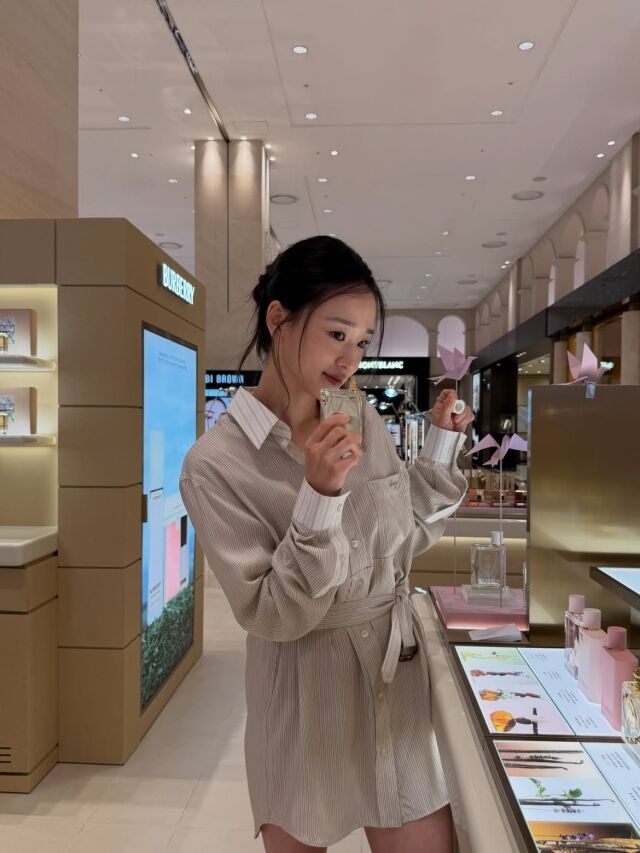 손연재가 세련된 셔츠 스타일링으로 변함없는 미모를 자랑했다. / 손연재 SNS