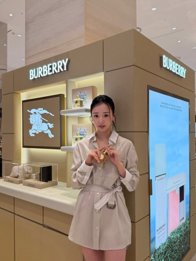 손연재가 세련된 셔츠 스타일링으로 변함없는 미모를 자랑했다. / 손연재 SNS