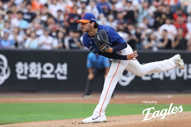 한화 이글스 화이트가 28일 대전 한화생명볼파크에서 열린 롯데 자이언츠전에서 투구를 이어가고 있다./한화 이글스 제공