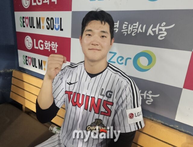 문정빈이 인터뷰 후 사진 촬영에 응하고 있다./잠실=심혜진 기자