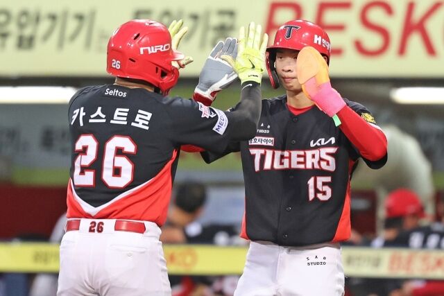KIA 타이거즈 박재현이 28일 대구삼성라이온즈파크에서 열린 삼성 라이온즈와의 원정경기서 홈런을 친 헤럴드 카스트로와 하이파이브를 하고 있다./KIA 타이거즈 제공