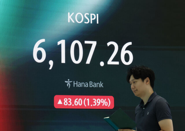 29일 오전 서울 중구 하나은행 딜링룸에서 직원들이 업무를 하고 있다. /뉴시스