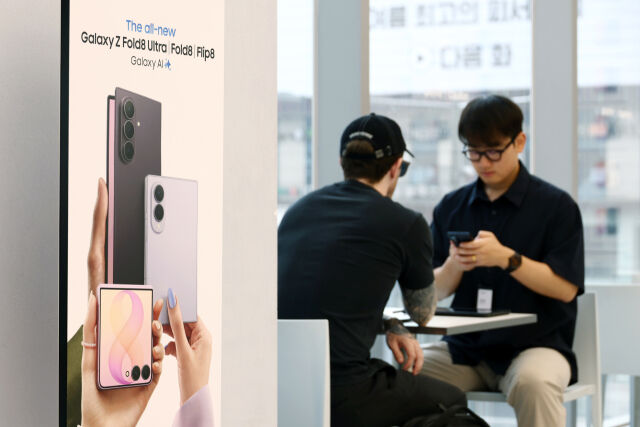 삼성전자와 이동통신 3사가 '갤럭시 Z8' 시리즈와 스마트워치 신제품 사전판매에 나선 28일 서울 서초구 삼성 강남을 찾은 외국인 관광객이 신제품 상담을 하고 있다. /뉴시스
