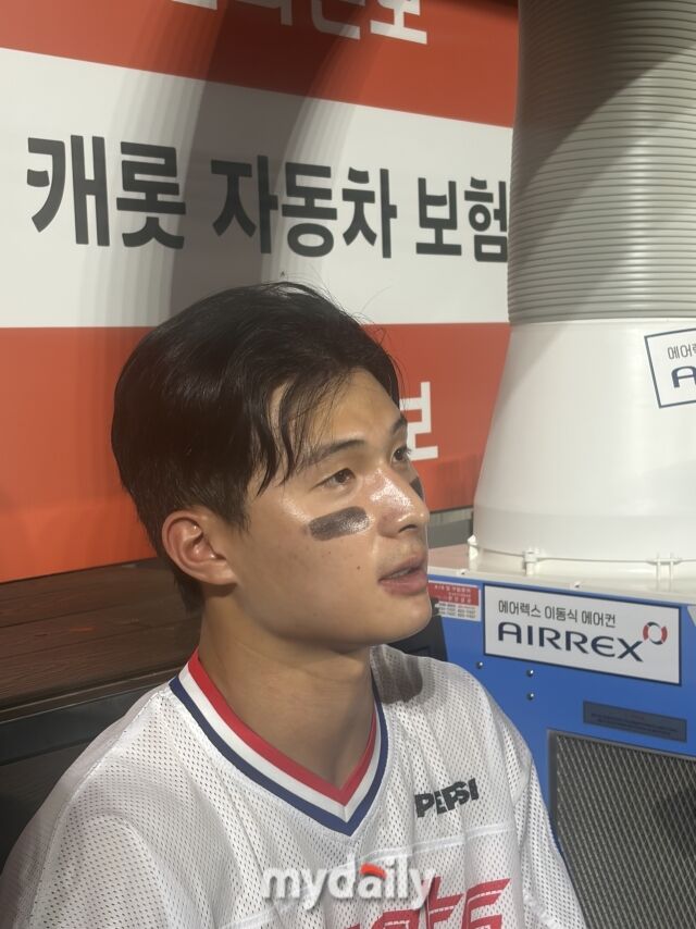 롯데 자이언츠 윤동희가 28일 대전 한화생명볼파크에서 열린 한화 이글스전이 끝난 후 취재진과 인터뷰를 가지고 있다./대전 = 이정원 기자