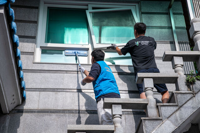28일 오후 전문 청소업체와 쿠팡풀필먼트서비스 직원들이 서해구 관내 임시 대피소에 체류해온 주민의 거주지를 청소하고 있다. /쿠팡