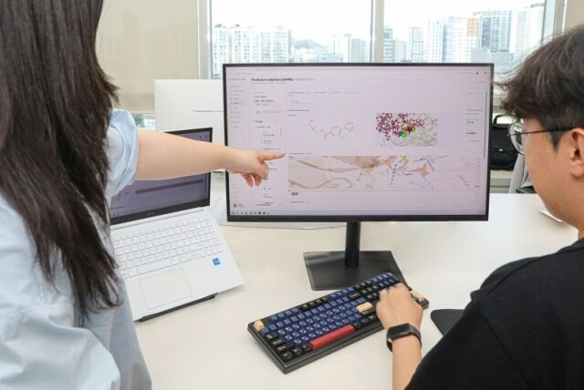동아쏘시오그룹 임직원들이 AI 신약개발 플랫폼 'AIDDP'를 활용하고 있다. /동아쏘시오그룹