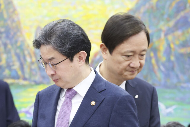 이억원(왼쪽) 금융위원회 위원장과 이찬진 금융감독원장이 29일 오전 서울 여의도 국회에서 열린 정무위원회 전체회의에 참석하고 있다. /뉴시스