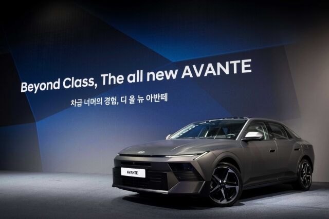 29일 서울 서초구 ‘아크 강남’에서 열린 ‘디 올 뉴 아반떼 테크 데이’에 전시된 ‘디 올 뉴 아반떼’. /현대자동차