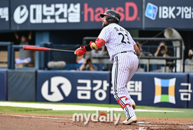 2026년 7월 29일 오후 서울 잠실구장에서 열린 '2026 신한 SOL KBO리그' 키움 히어로즈와 LG 트윈스의 경기.<br><br>LG 오스틴이 1회말 무사 1.3루서 3점 홈런을 치고 있다./잠실=유진형 기자