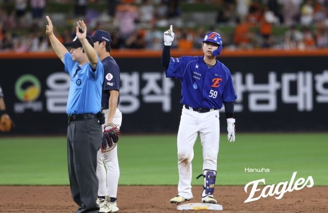 한화 이글스 허인서가 29일 대전 한화생명볼파크에서 열린 롯데 자이언츠전에서 2루타 기록 후 세리머니를 하고 있다./롯데 자이언츠 제공