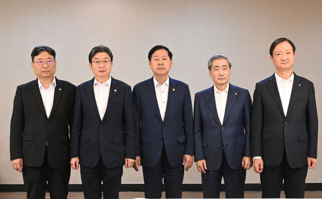 코스피가 이틀 연속 급락하자 정부와 금융당국이 긴급 시장점검에 나섰다. 당국은 증시 변동성을 키우는 단일종목 레버리지 상품의 개인별 투자한도 설정 등 추가 규제를 추진한다. 사진 왼쪽부터 하준경 청와대 경제성장수석, 이억원 금융위원장, 구윤철 부총리, 신현송 한국은행 총재, 이찬진 금융감독원장. /재정경제부