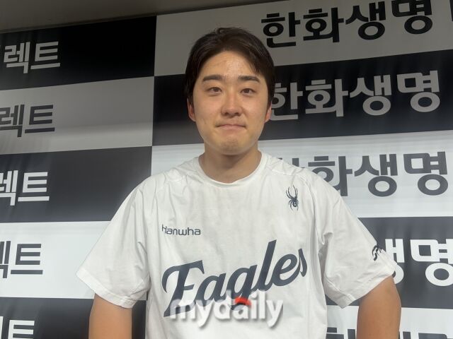 한화 이글스 투수 장유호가 29일 대전 한화생명볼파크에서 열린 롯데 자이언츠전에서 데뷔 첫 홀드를 기록했다./대전 = 이정원 기자