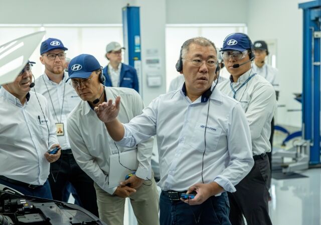정의선 현대자동차그룹 회장이 27일(현지시간) 브라질 상파울루주 피라시카바에 위치한 현대차 브라질공장을 방문해 차량 품평을 진행하고 있다. /현대차그룹