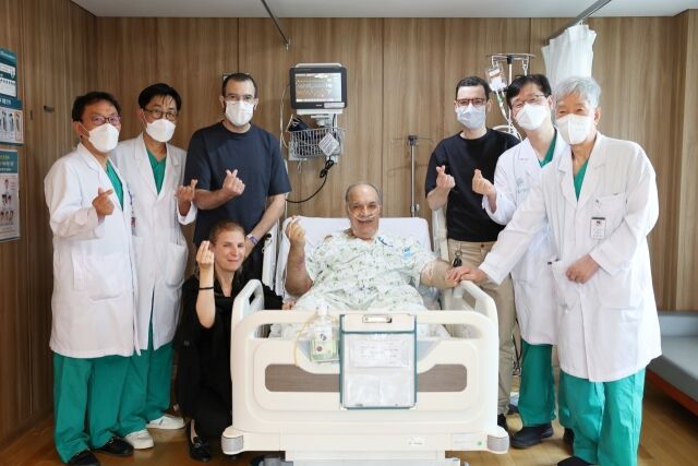 모로코 삼부자 가족이 2대1 생체간이식 수술을 집도한 서울아산병원 간이식·간담도외과 의료진과 기념촬영을 하고 있다. /서울아산병원
