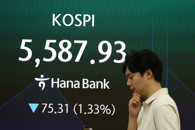 30일 서울 하나은행 본점 딜링룸에서 관계자들이 업무를 보고 있다. /뉴시스