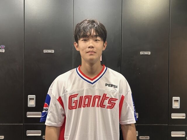롯데 자이언츠 외야수 김한홀이 펩시 반팔 하키티를 착용하고 포즈를 취하고 있다./롯데 자이언츠 제공