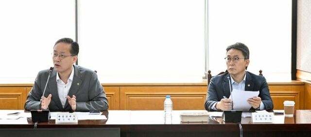 이형일 재정경제부 차관이 30일 서울 중구 은행회관에서 거시경제금융회의를 주재하고 있다. 사진은 왼쪽부터 이형일 재정경제부 차관, 권대영 금융위원회 부위원장. /재정경제부