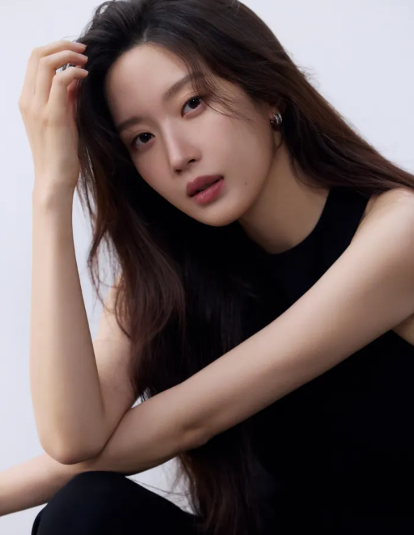 문가영은 한없이 깊고 그윽한 눈빛으로 카메라를 응시하고 있다./판타지오