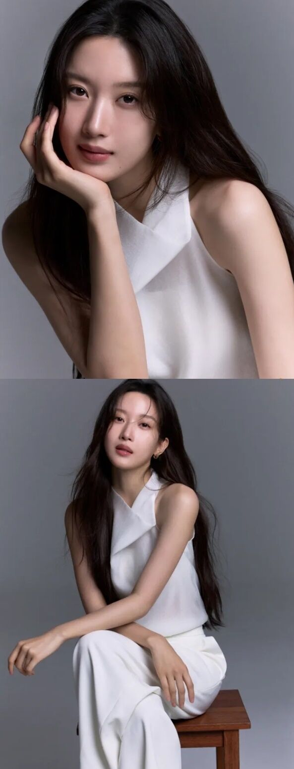문가영은 순백의 의상을 입고 의자에 앉아 편안하면서도 우아한 자태를 뽐냈다./판타지오