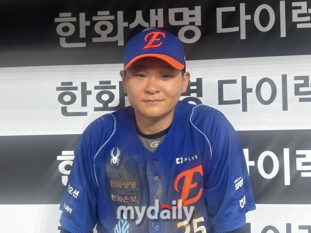 한화 이글스 김태연이 29일 대전 한화생명볼파크에서 열린 롯데 자이언츠전이 끝난 후 취재진과 인터뷰를 가지고 있다./대전 = 이정원 기자