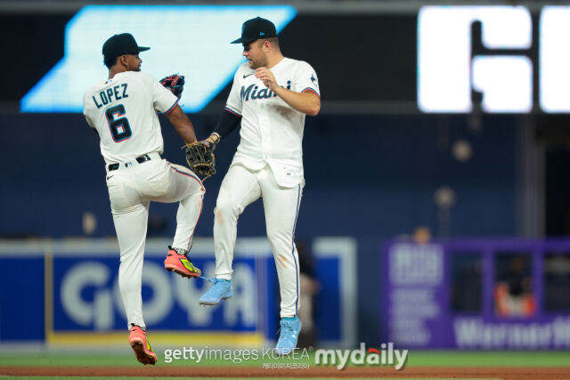 MLB 마이애미 오토 로페스(왼쪽)가 30일(한국시각) 열린 필라델피아와 홈 경기에서 8-6으로 승리를 거둔 뒤 팀 동료 제이콥 마르시와 함께 기뻐하고 있다./게티이미지코리아