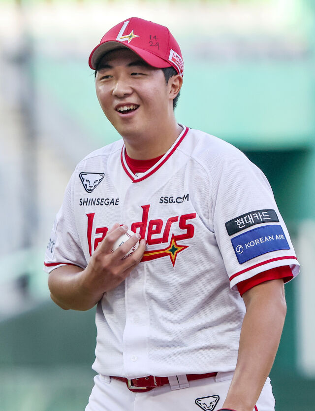 김민준이 7월 29일 인천 두산 베어스전에 출전해 웃고 있다./SSG 랜더스 제공