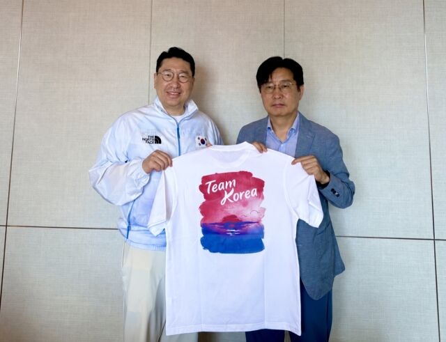 김봉진 회장(오른쪽)이 이상현 단장과 만나 기념 촬영을 하고 있다. /대한체육회제공