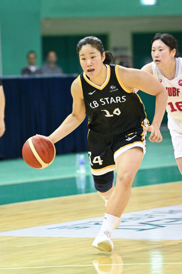 송윤하가 7월 30일 부천체육관에서 열린 2026 ticketLINK WKBL 퓨처스리그 일본 대학선발과의 경기에서 드리블을 하고 있다./WKBL 제공