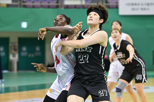 이예나가 7월 30일 부천체육관에서 열린 2026 ticketLINK WKBL 퓨처스리그 베트남 국가대표와의 경기에서 몸싸움을 하고 있다./WKBL 제공