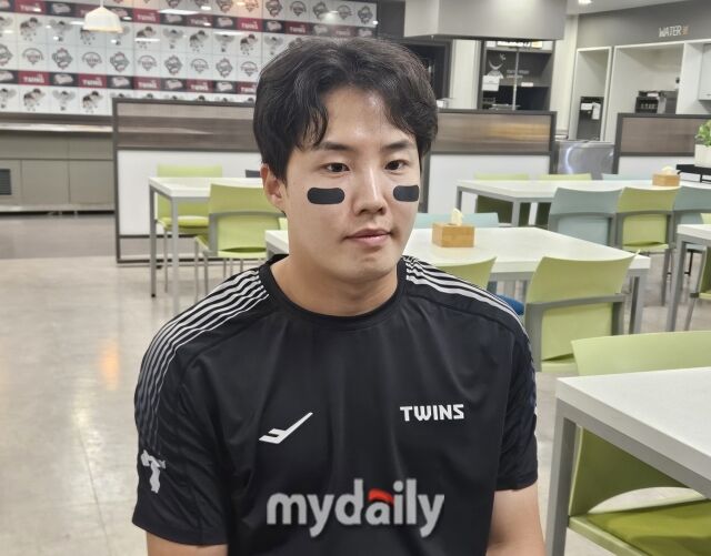 임찬규가 경기 후 포즈를 취하고 있다./잠실=심혜진 기자
