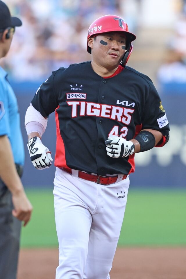 KIA 타이거즈 김태군이 30일 대구삼성라이온즈파크에서 열린 삼성 라이온즈와의 원정경기서 홈런을 치고 그라운드를 돌고 있다./KIA 타이거즈 제공