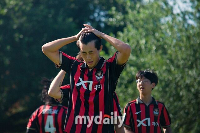 해치서울FC 선수단으로 구성된 FC서울이 31일 라이스대학교에서 열린 제뉴인컵 휴스턴 2026 대회 3일차 경기에서 아르헨티나에 0-3으로 패배한 뒤 핀란드와 0-0으로 비겼다./휴스턴(미국)=노찬혁 기자