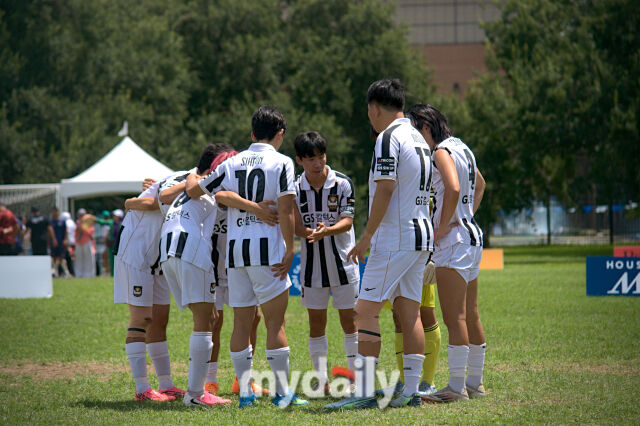 해치서울FC 선수단으로 구성된 FC서울이 31일 라이스대학교에서 열린 제뉴인컵 휴스턴 2026 대회 3일차 경기에서 아르헨티나에 0-3으로 패배한 뒤 핀란드와 0-0으로 비겼다./휴스턴(미국)=노찬혁 기자