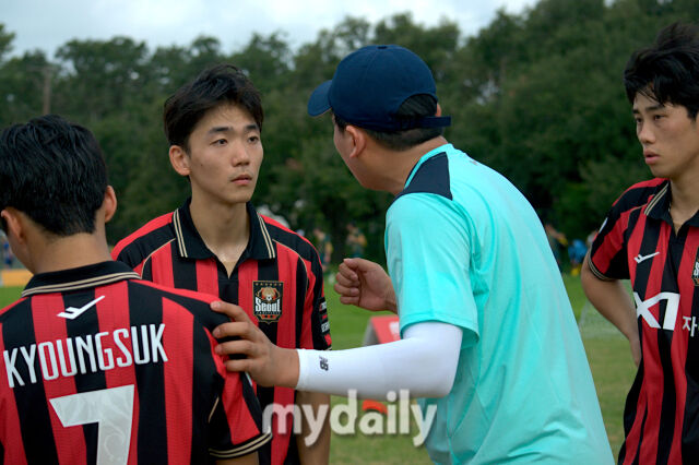 해치서울FC 선수단으로 구성된 FC서울이 31일 라이스대학교에서 열린 제뉴인컵 휴스턴 2026 대회 3일차 경기에서 아르헨티나에 0-3으로 패배한 뒤 핀란드와 0-0으로 비겼다./휴스턴(미국)=노찬혁 기자